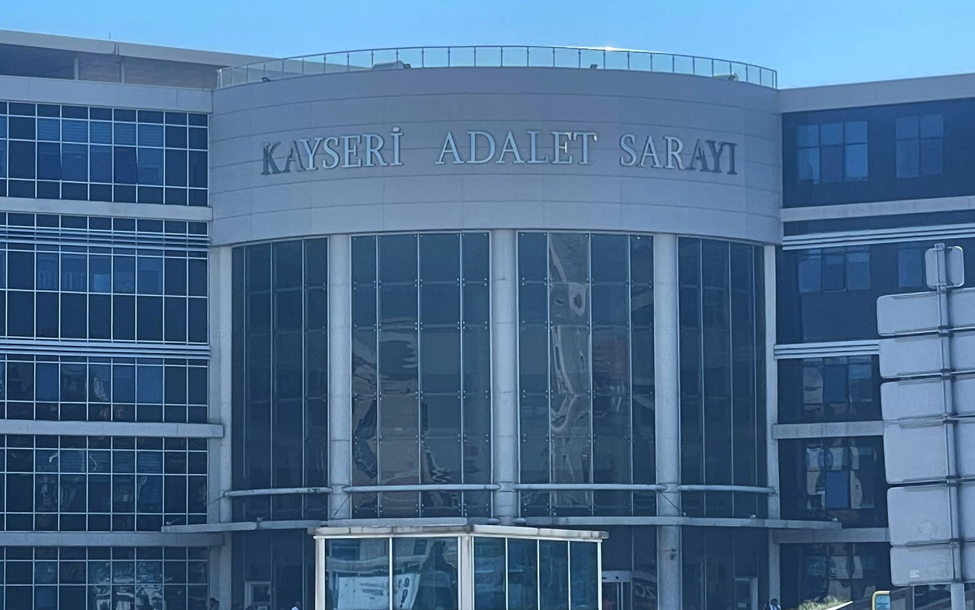 Gaziantep’ten gelen araçta ele geçen uyuşturucu ile ilgili sanıkların dinlendi