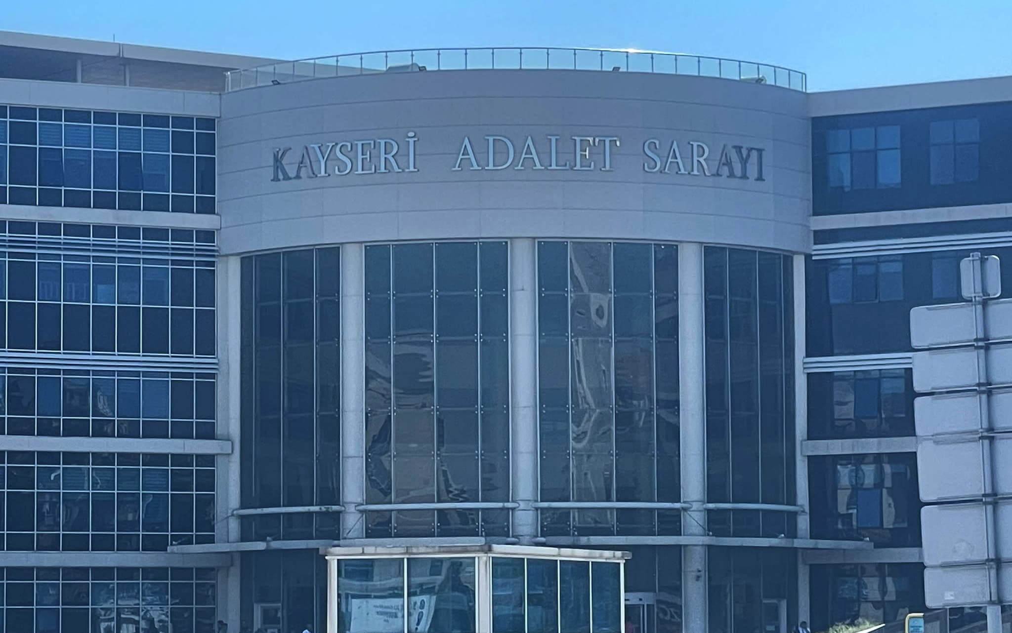 Gaziantep’ten gelen araçta ele geçen uyuşturucu ile ilgili sanıkların dinlendi