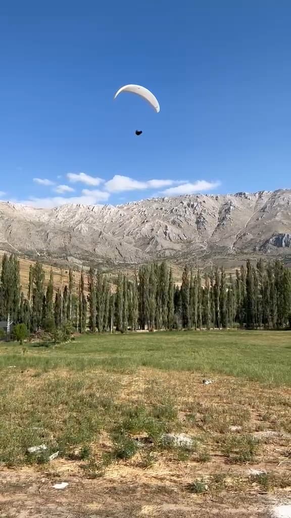 Amerikalı paraşütçü Sarız'a mecburi iniş yaptı