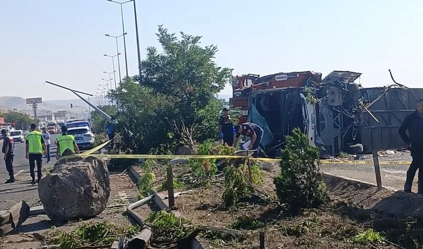 Bir kişinin öldüğü 22 kişinin yaralandığı yolcu otobüsü kaza yerinden kaldırıldı