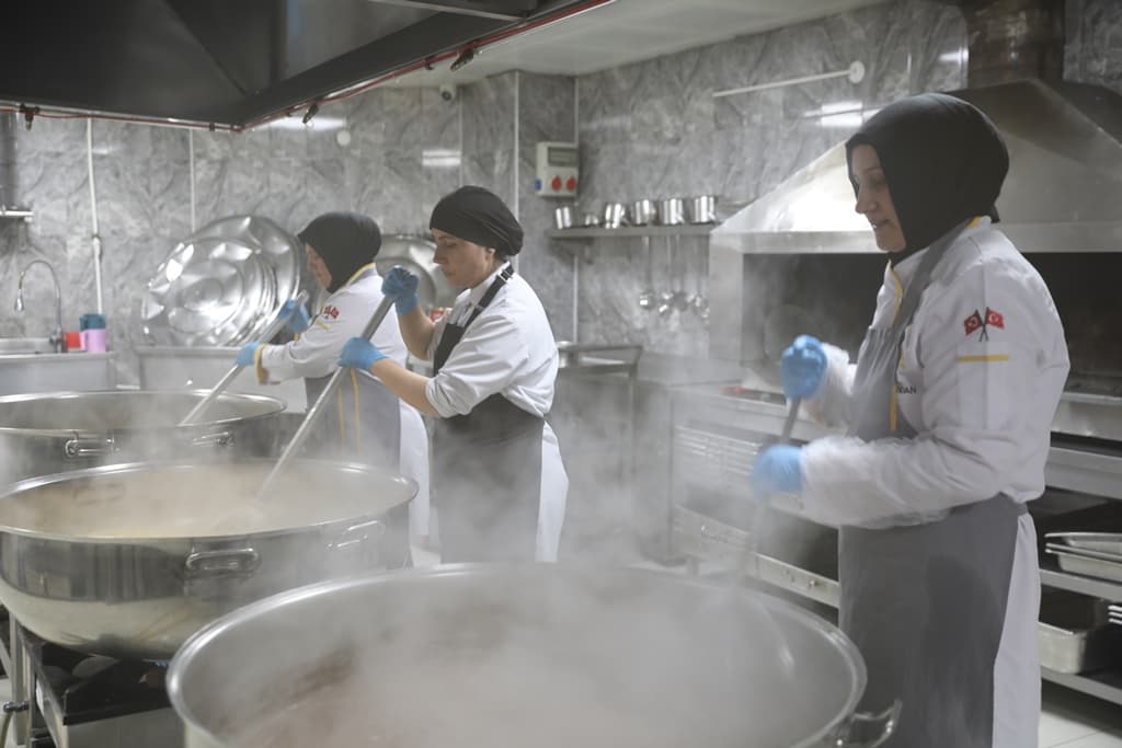 Kocasinan’da 229 vatandaşın evine günde 4 çeşit sıcak yemek ulaştırılıyor