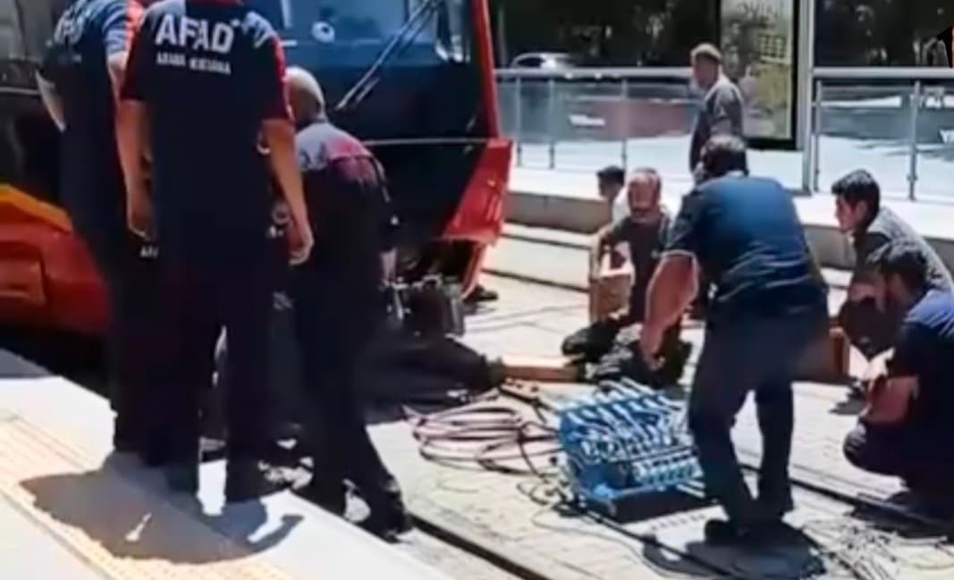 Tramvayın çarptığı kadın ağır yaralandı