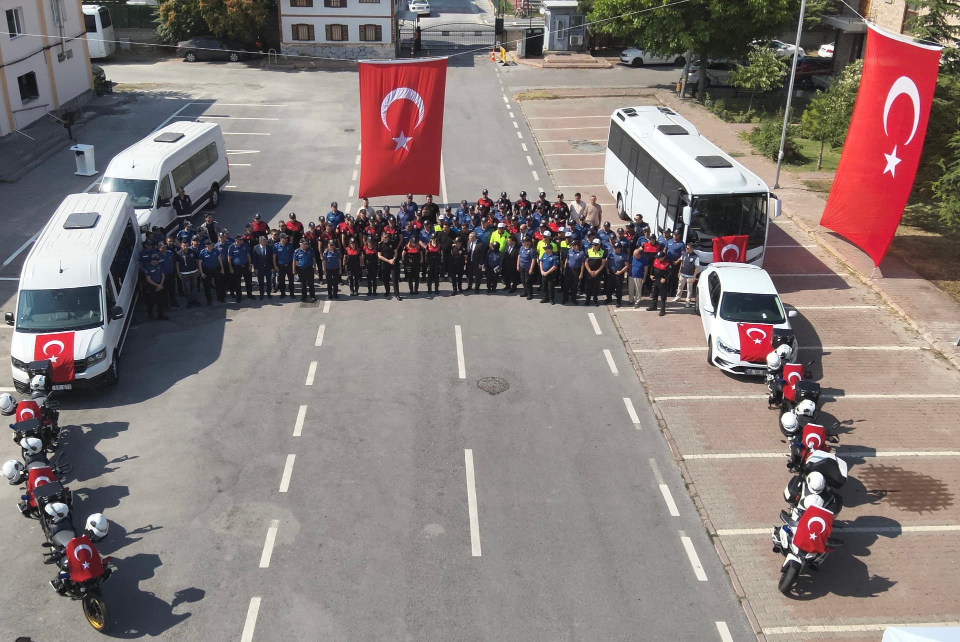 Kayseri emniyetine 10 yeni araç, törenle teslim edildi