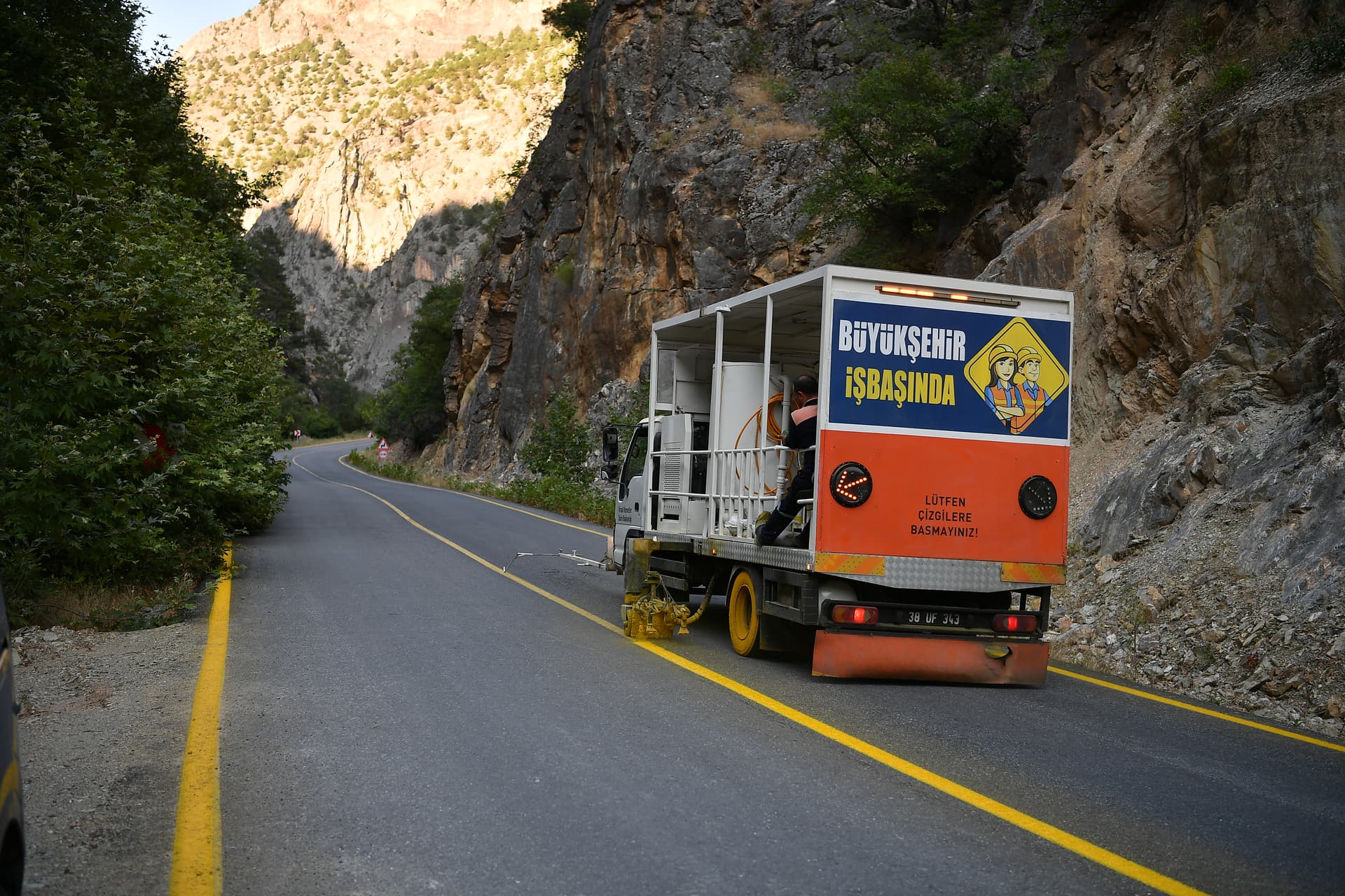 Kapuzbaşı Şelaleleri yolunda 2 milyon TL’lik yol çizgi çalışması gerçekleştirildi