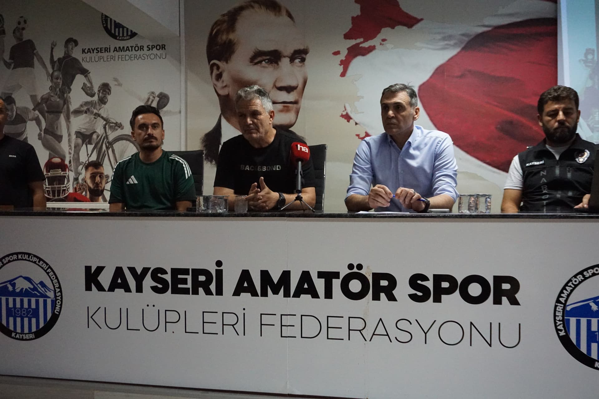 İl Emniyet Müdürü ve ASKF Başkanı, bağımlılık bilgilendirmesi öncesi velilerle bir araya geldi