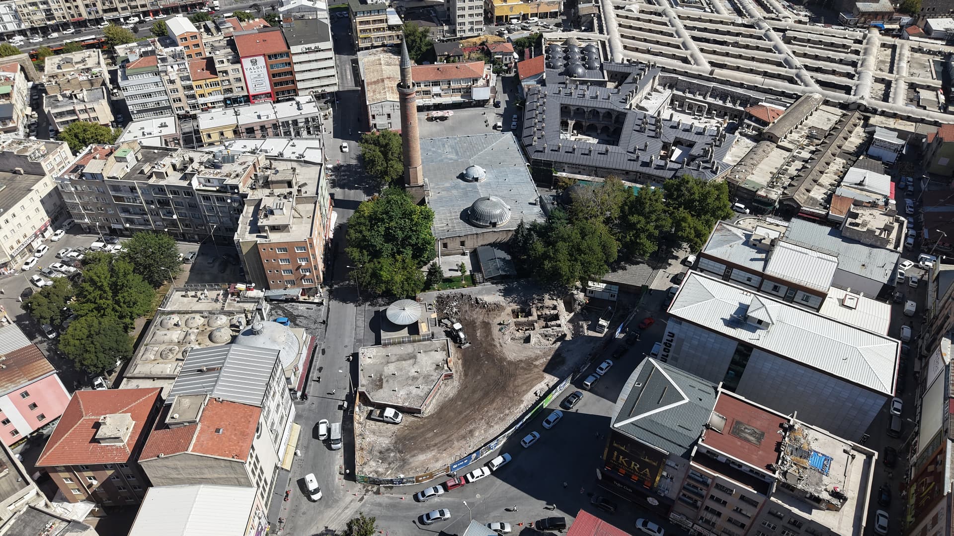 Suriçi Cami-i Kebir’de tarih gün yüzüne çıkıyor, esnafın yüzü gülüyor