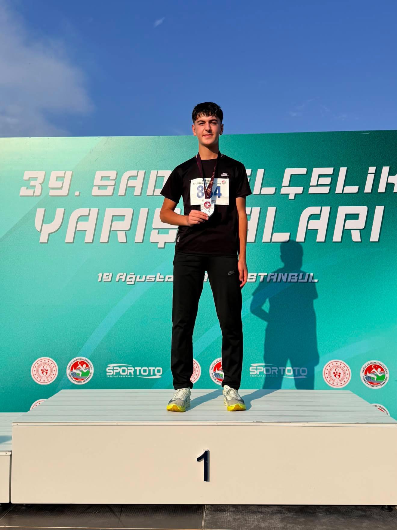 Genç sporcu Berat İşler, çekiç atmada Türkiye ikincisi oldu