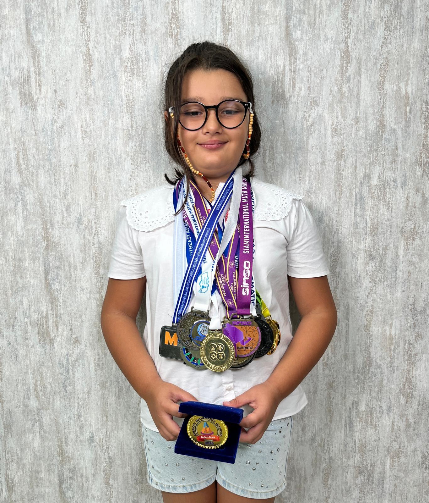 9 yaşındaki Elif Eylül’den matematik olimpiyatlarında çifte şampiyonluk