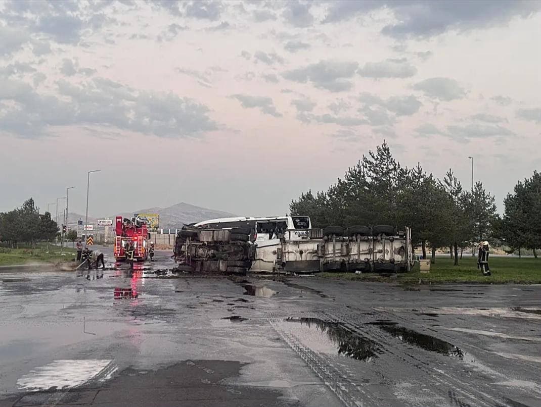 Kayseri’de yolcu otobüsü ile yakıt tankeri çarpıştı: 2’si ağır 36 yaralı