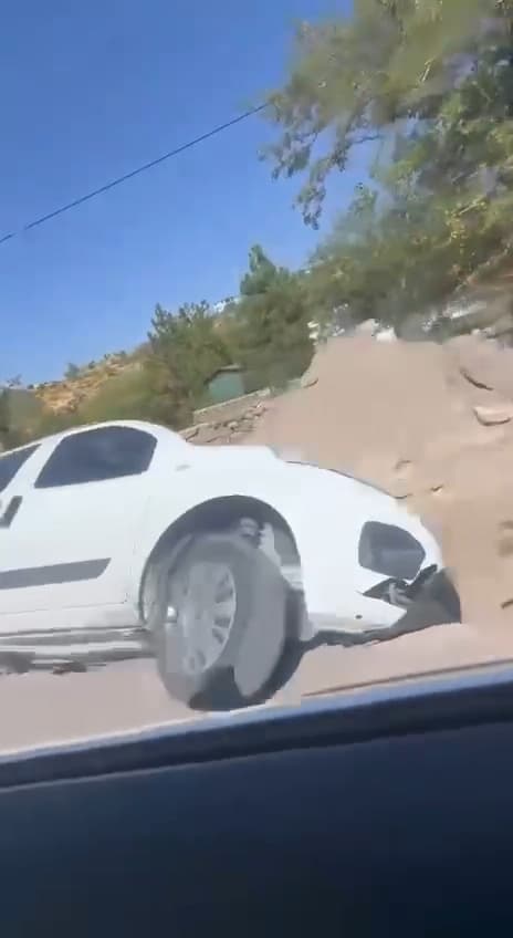 Sakar Eşmecik’te otomobil çalışma yapılan çukura düştü