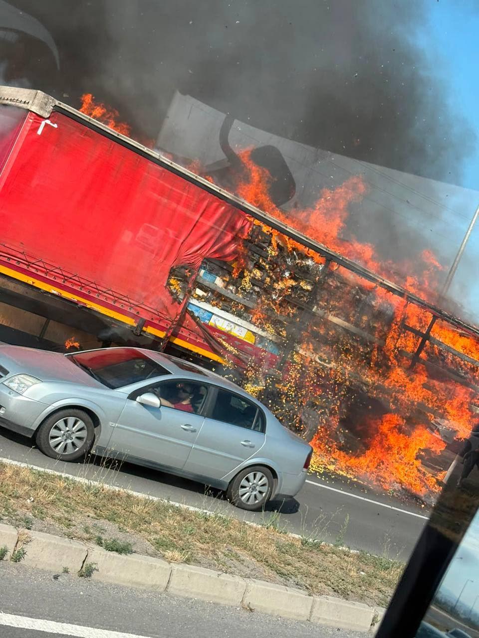 Kayseri’de seyir halindeki TIR alev aldı