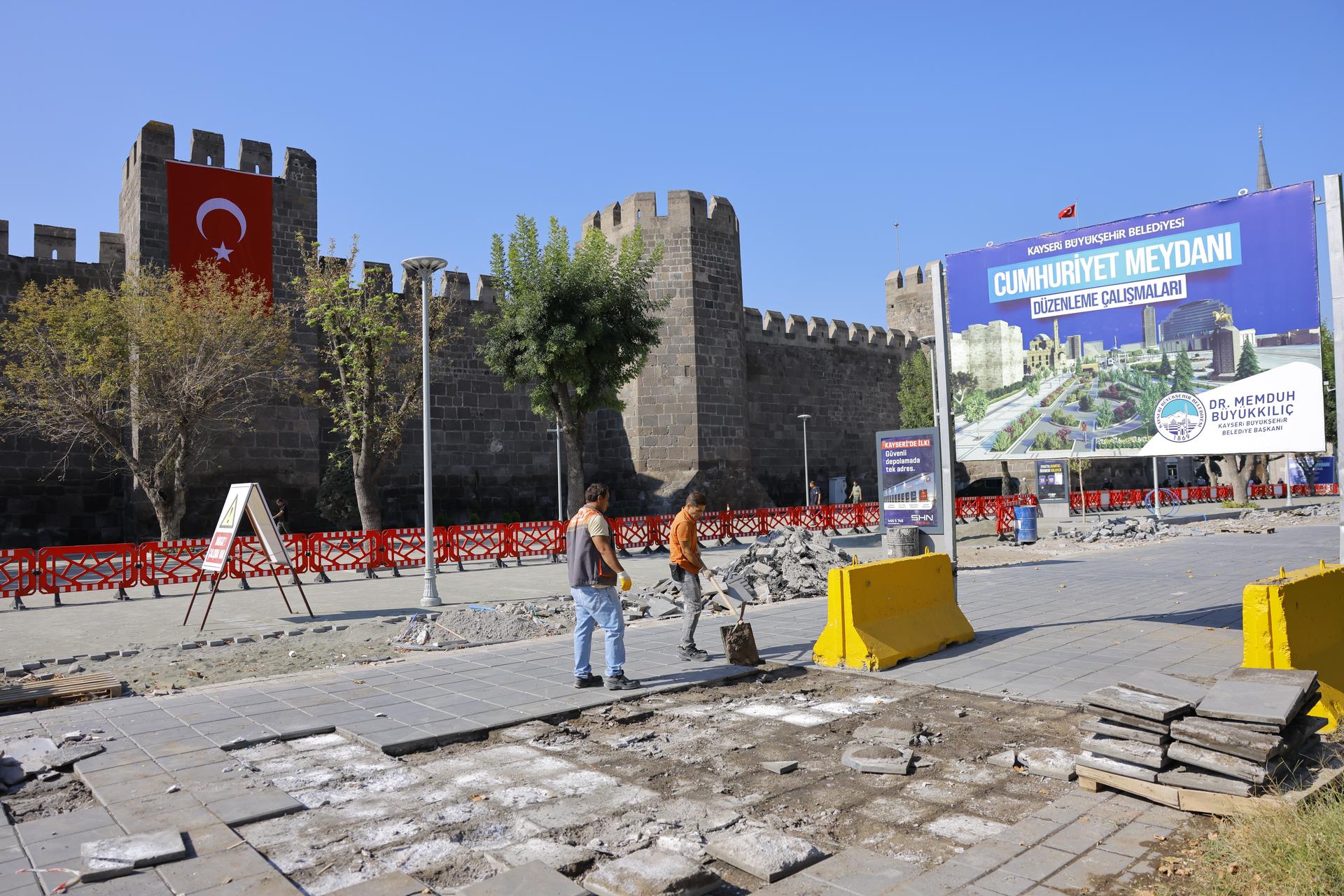 Başkan Büyükkılıç, Cumhuriyet Meydanı’ndaki yenileme çalışmalarını yerinde inceledi