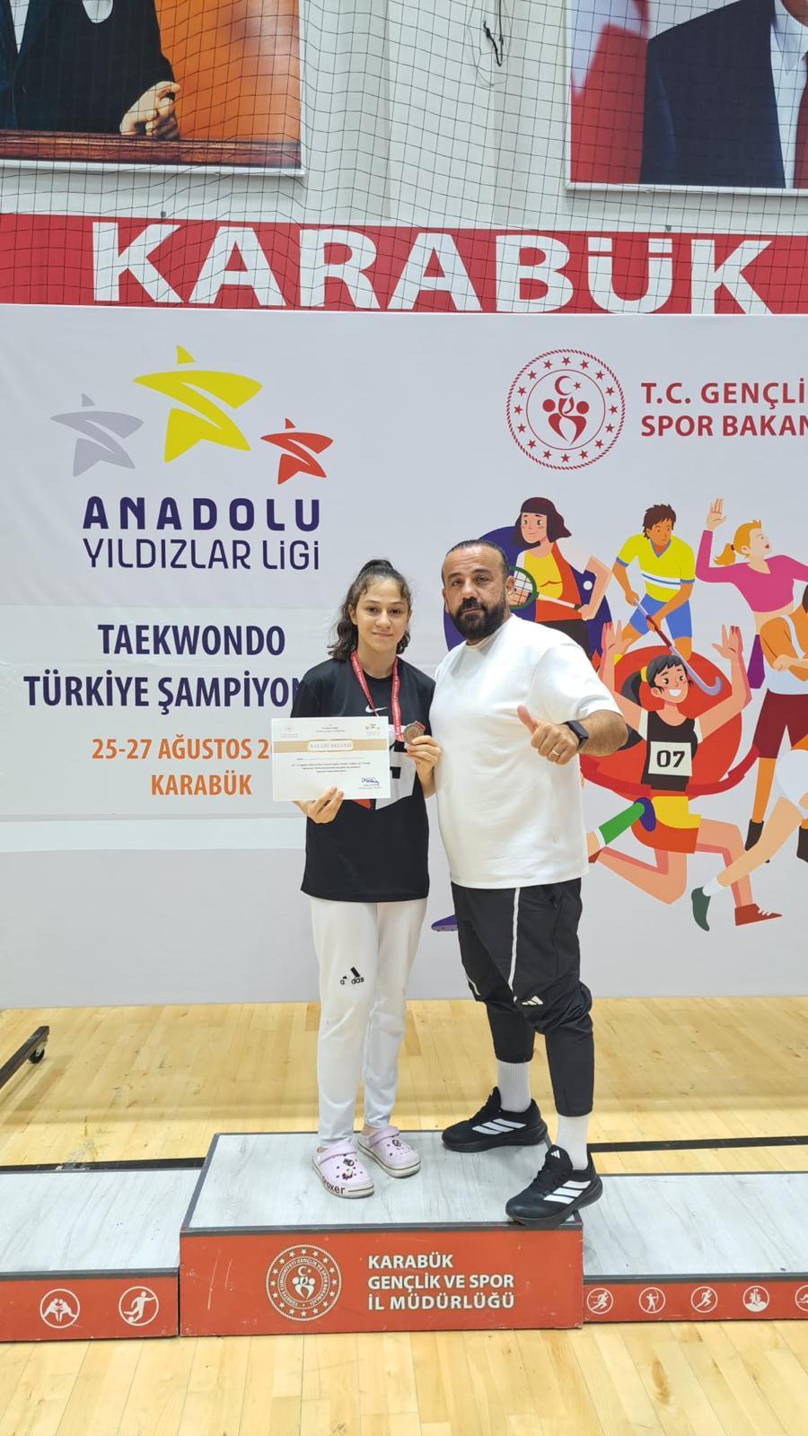 Nisa Beren Erhan tekvando Türkiye Şampiyonu oldu