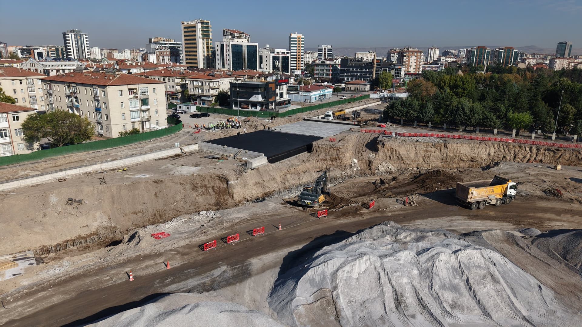 Başkan Büyükkılıç, “Kartal Kavşağımız seyrinde ilerliyor, yılbaşından önce trafiğe açılacak”