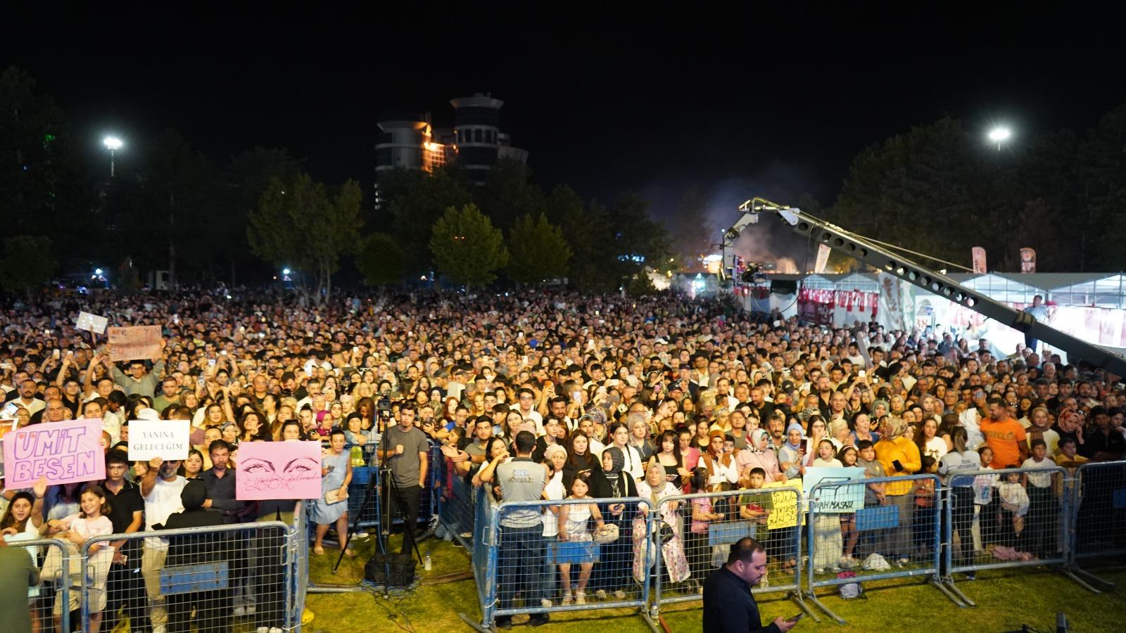FUAR 38’de Ümit Besen ve Pamela sahne aldı