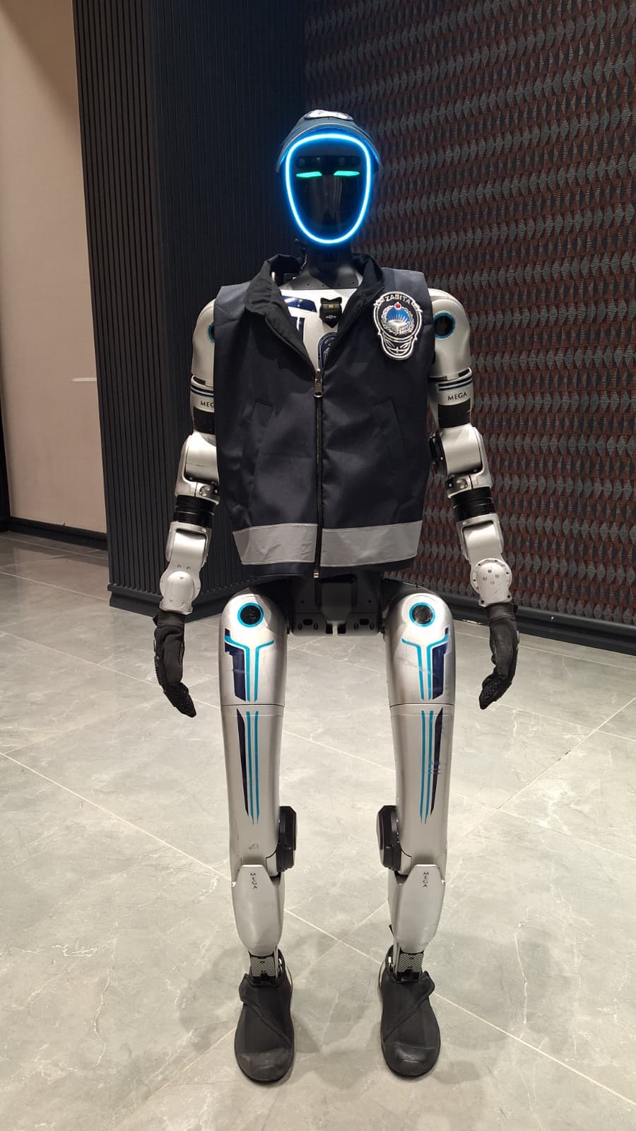 Meclis toplantısına insansı robot MEGA damga vurdu