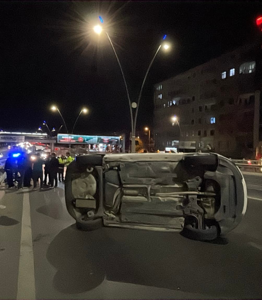 Kayseri'de iki otomobilin çarpıştığı kazada yan yatan aracın sürücüsü yaralandı