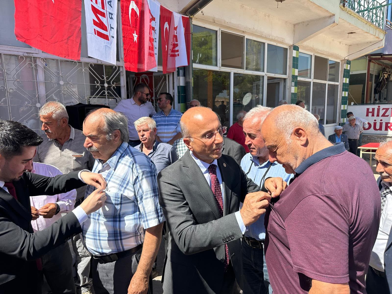 AK Partili eski belediye başkanı ve 4 CHP’li meclis üyesi, YENİ Parti’ye katıldı