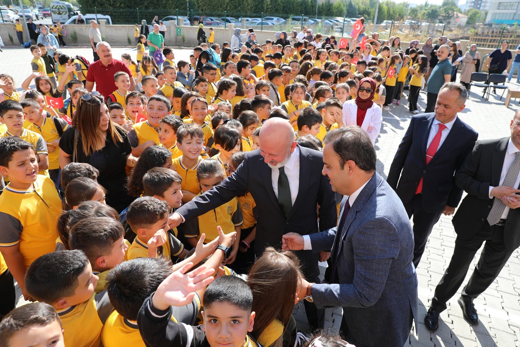 Başkan Çolakbayrakdar, okulların ilk gününde öğrencilerin heyecanına ortak oldu