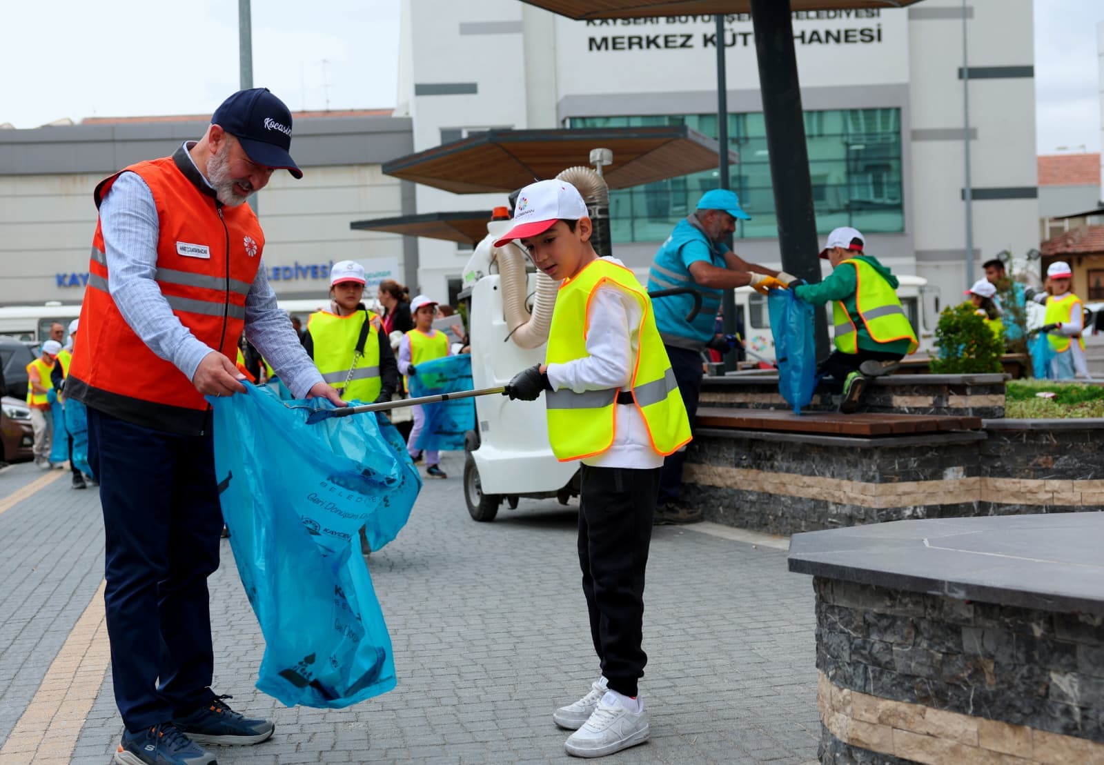 Başkan Çolakbayrakdar, “Gelecek nesillere daha yaşanabilir bir Kayseri’ye bırakacağız”