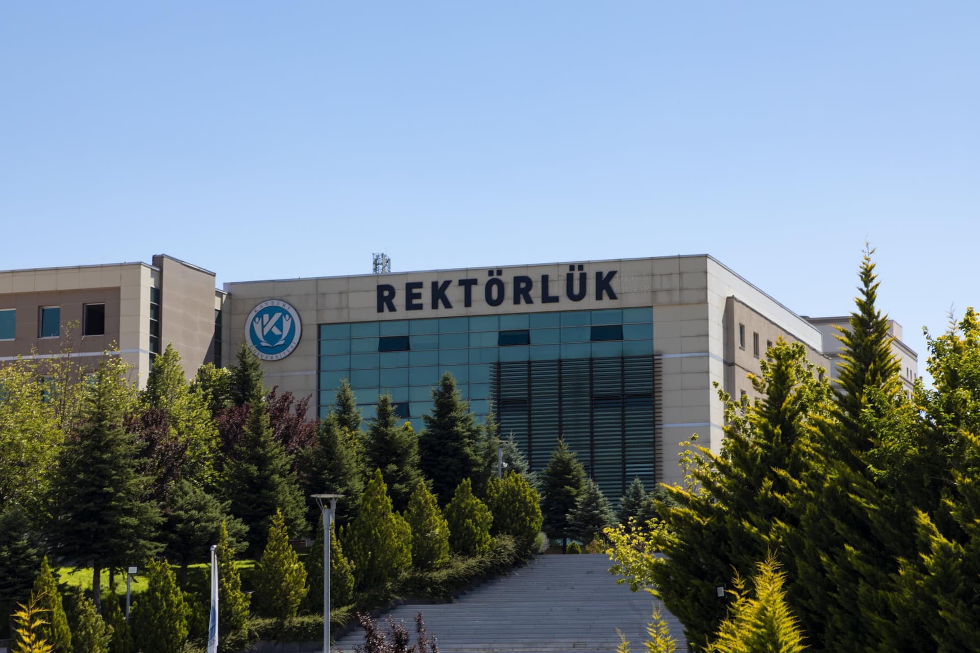 Kayseri Üniversitesi'nde araç girişi gün boyu kısıtlandı