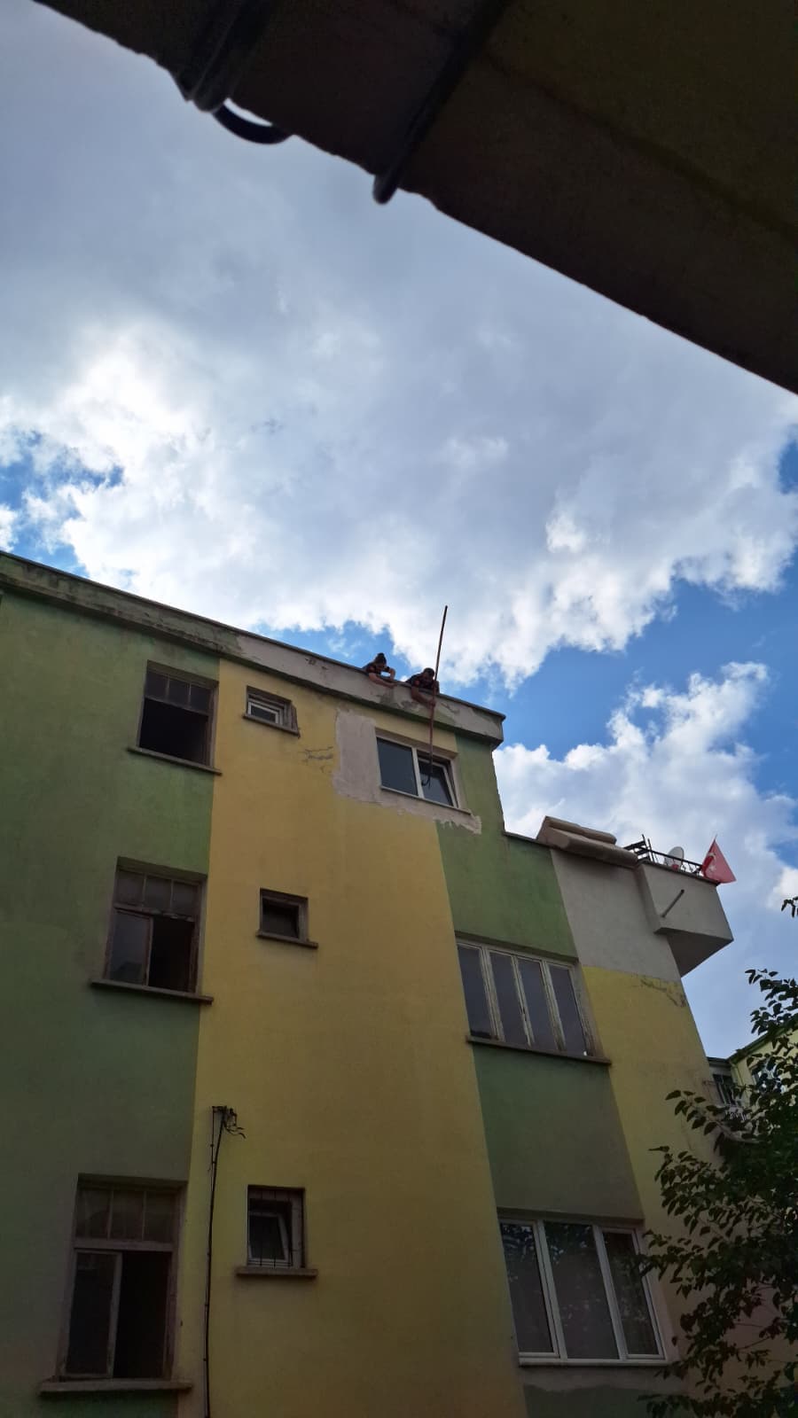 Pencereye sıkışan kedi itfaiye ekiplerince kurtarıldı