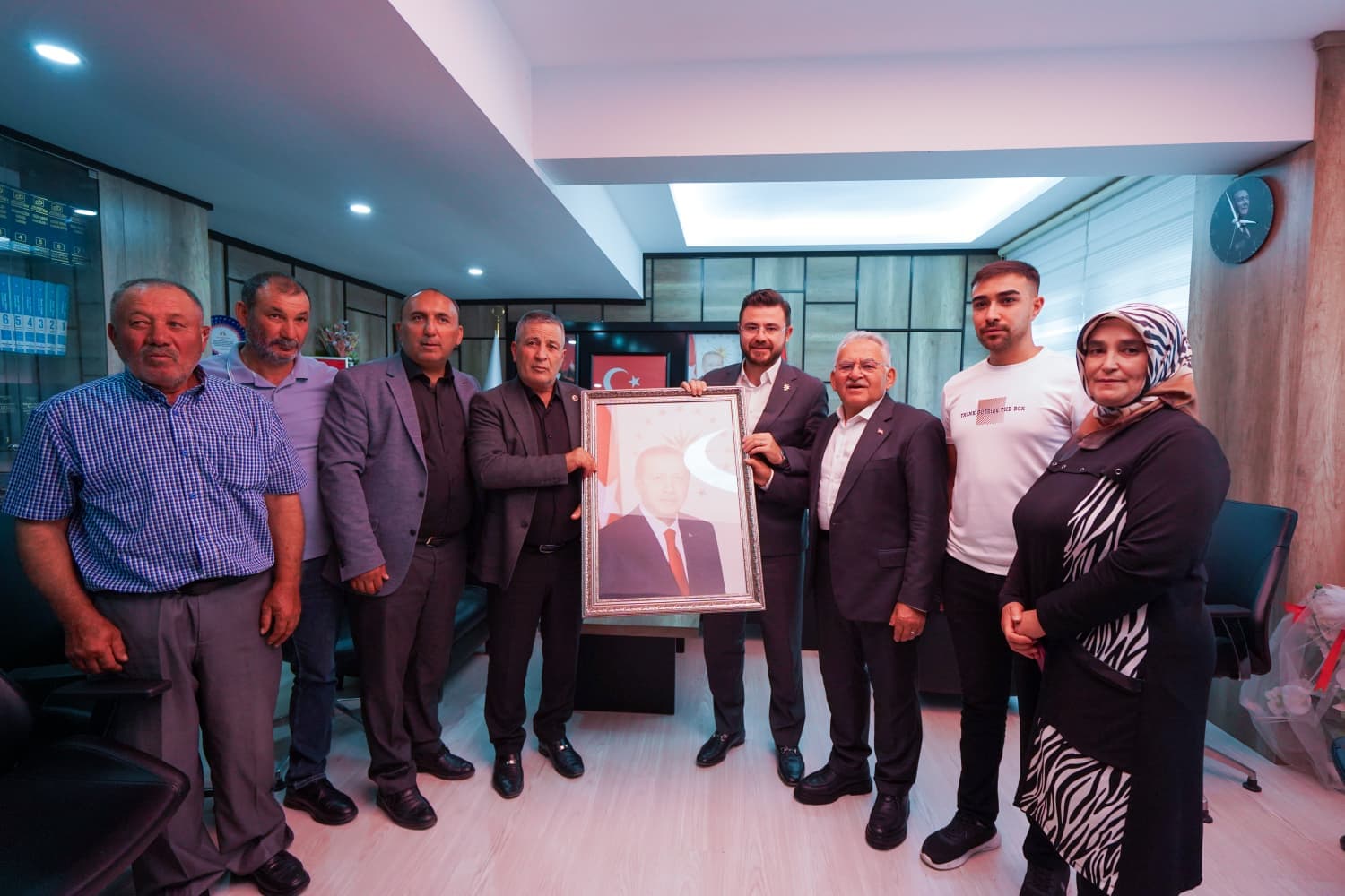 AK Parti’ye katılan başkanlara, Cumhurbaşkanı Erdoğan’ın portresi hediye edildi