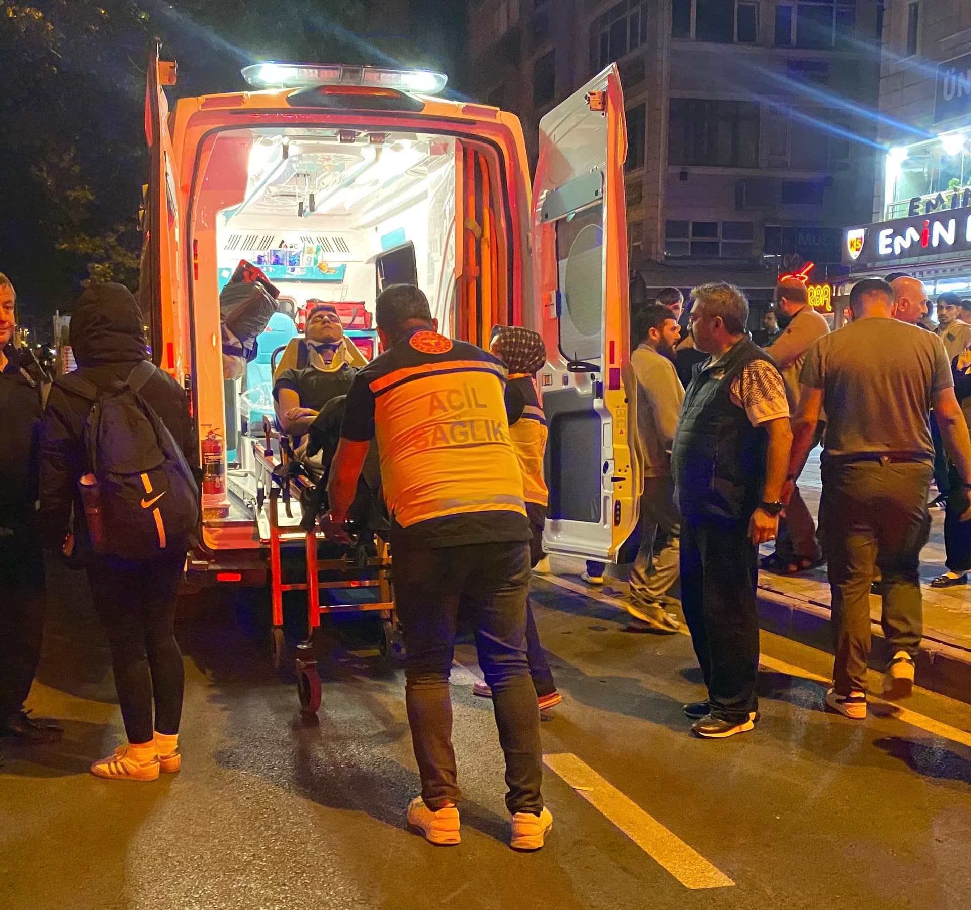 Motosikletin yayaya çarptığı kazada 3 kişi yaralandı