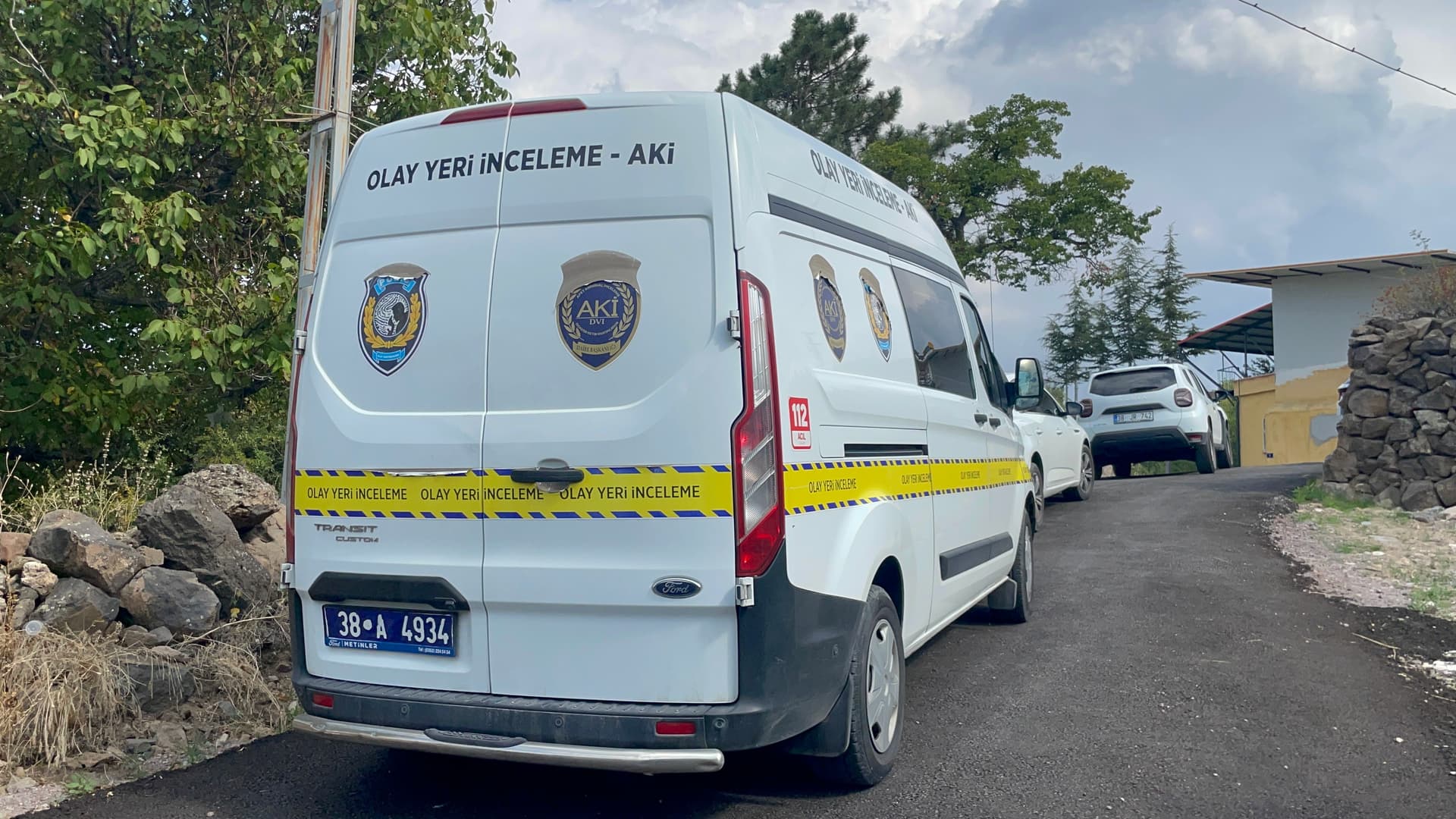Babasının kucağındaki çocuk, üzerine kaya parçası düşmesi sonucu ağır yaralandı