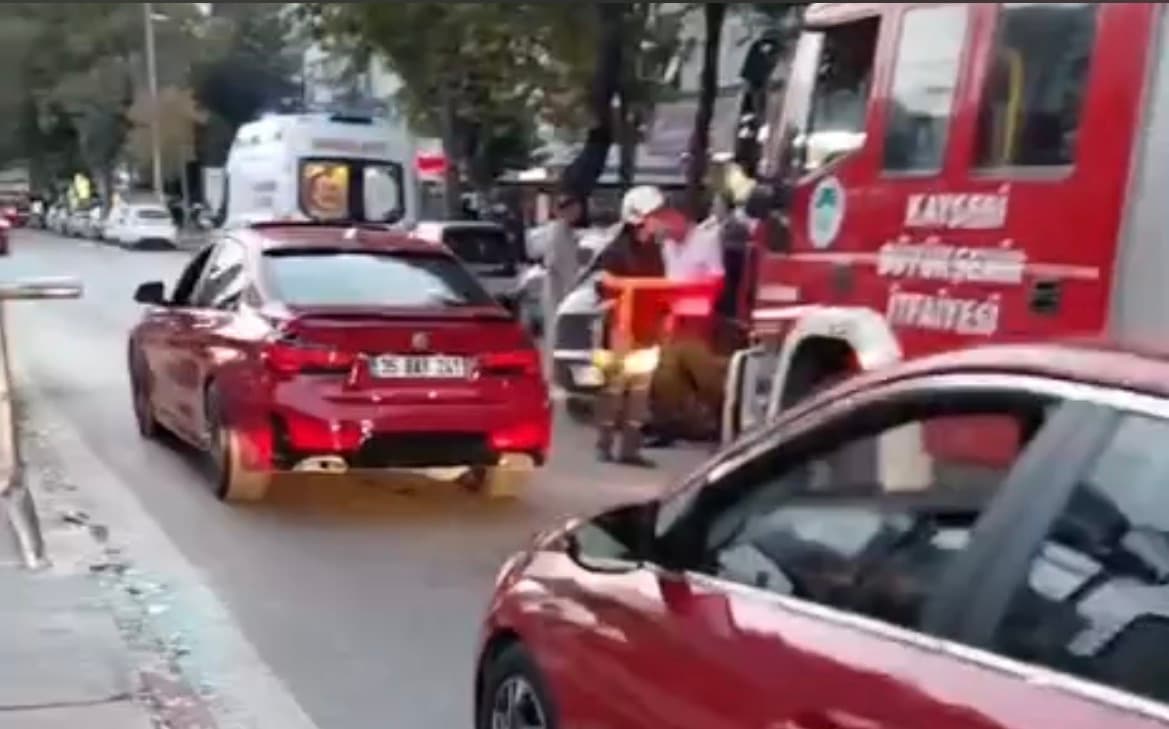 Tramvay durağına giren otomobilin sürücüsü yaralandı