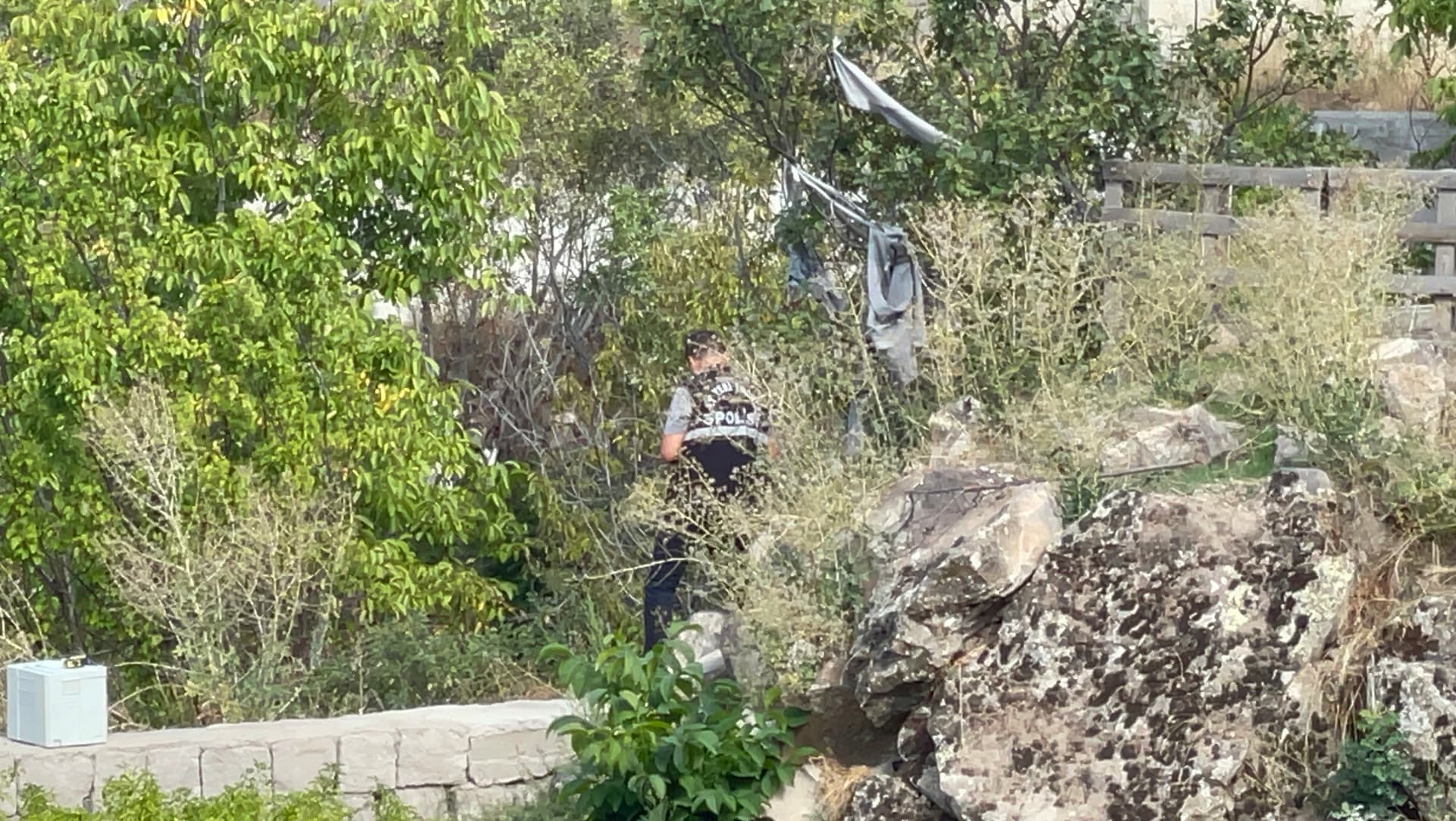 Babasının kucağında üzerine kaya parçası düşen çocuk kaldırıldığı hastanede yaşamını yitirdi