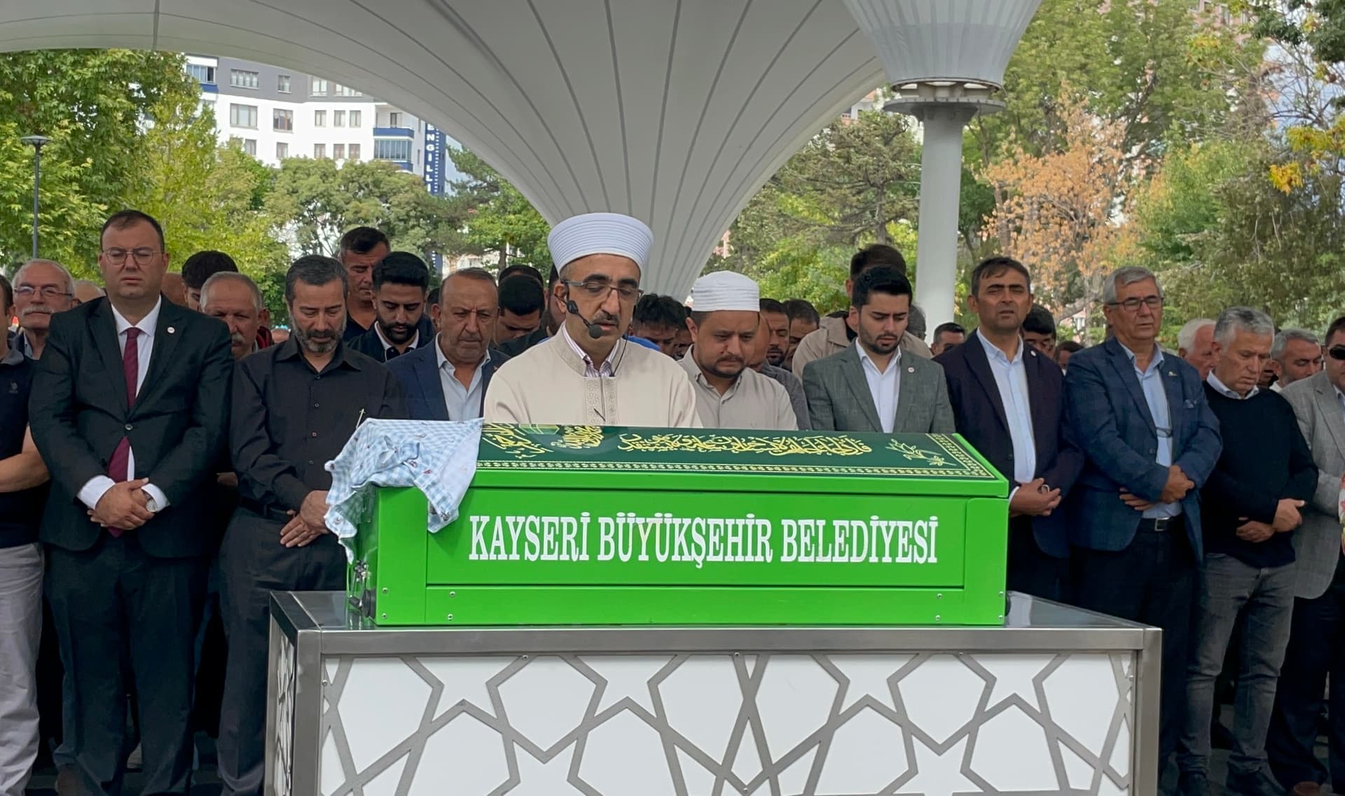 Babasının kucağındayken üzerine kaya parçası düşmesi sonucu ölen çocuk toprağa verildi