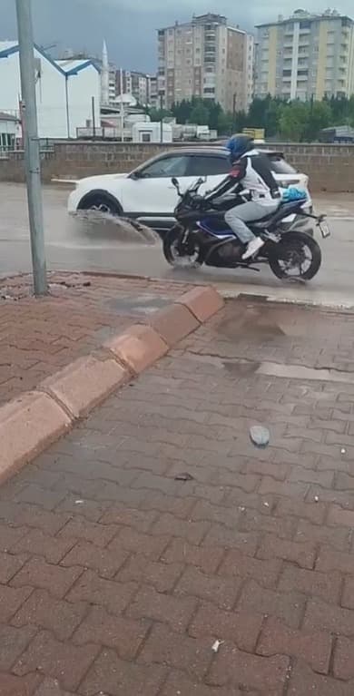 Kayseri'de şiddetli yağış hayatı felç etti