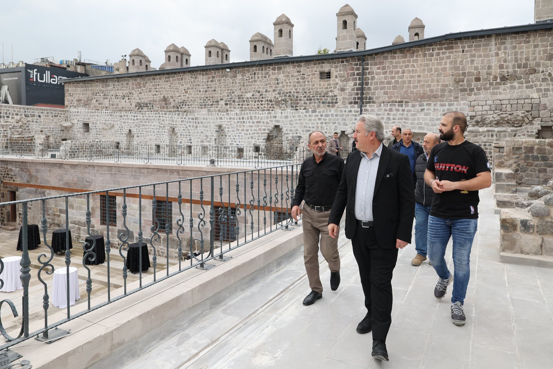 Başkan Palancıoğlu, Tarihi Gön Han’ı Kapalı Çarşı esnafı ile birlikte gezdi