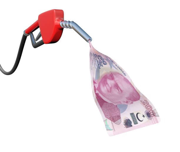 Akaryakıtta fiyatlar 2 geri 10 ileri yaptı