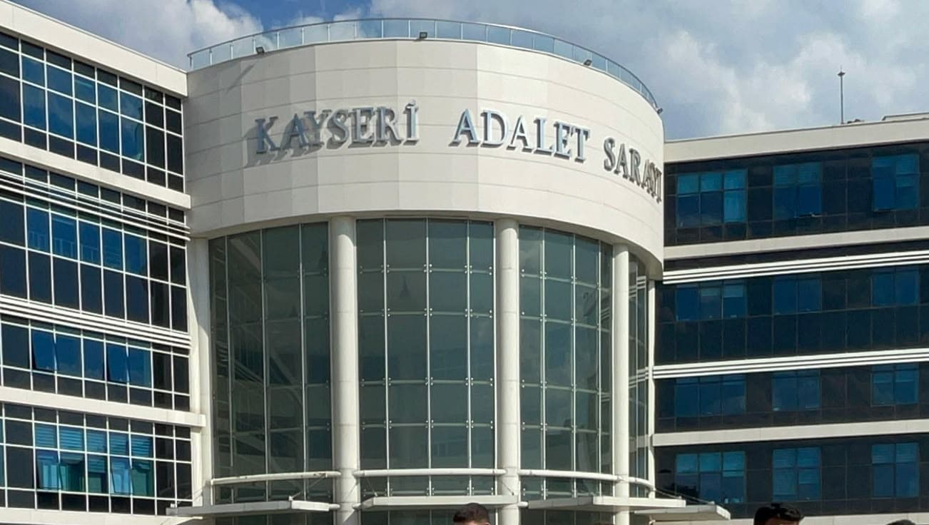 Genç kadını aracında bıçakla yaraladığı öne sürülen şahıs hakim karşısına çıktı