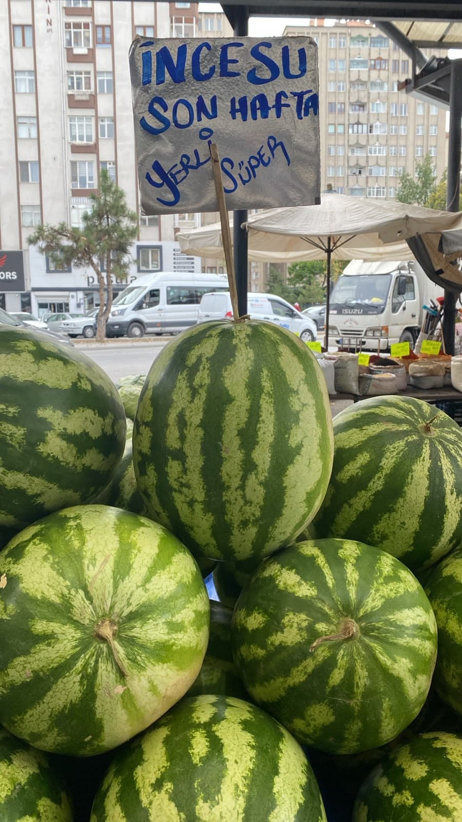 Pazar tezgahlarında mevsimin son ürünü karpuz oldu