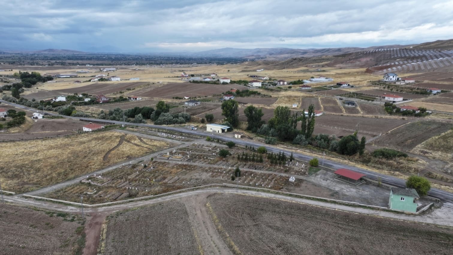 Kocasinan’ın kırsal mahallelerindeki mezarlıklar baştan aşağı yenileniyor