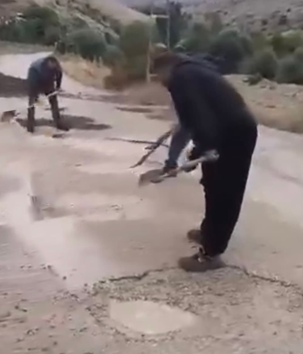 Mahalle halkı yollarını kendi imkanlarıyla tamir etti