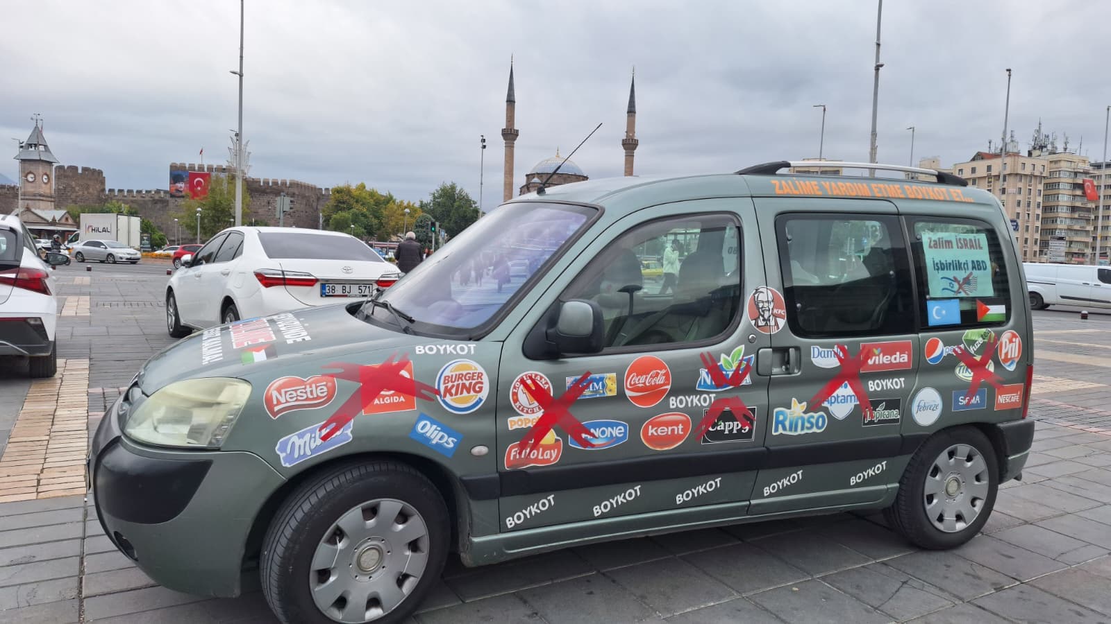Biyoloji öğretmeni otomobilini boykot aracına çevirdi