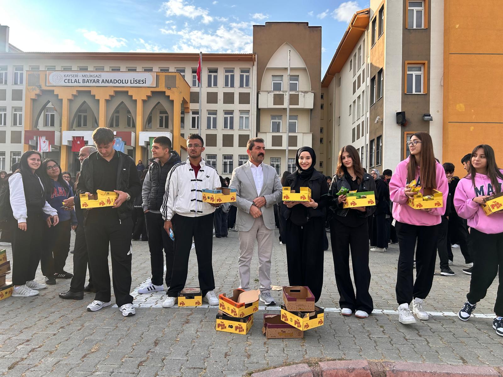 Celal Bayar Anadolu Lisesi öğrencilerinden örnek davranış
