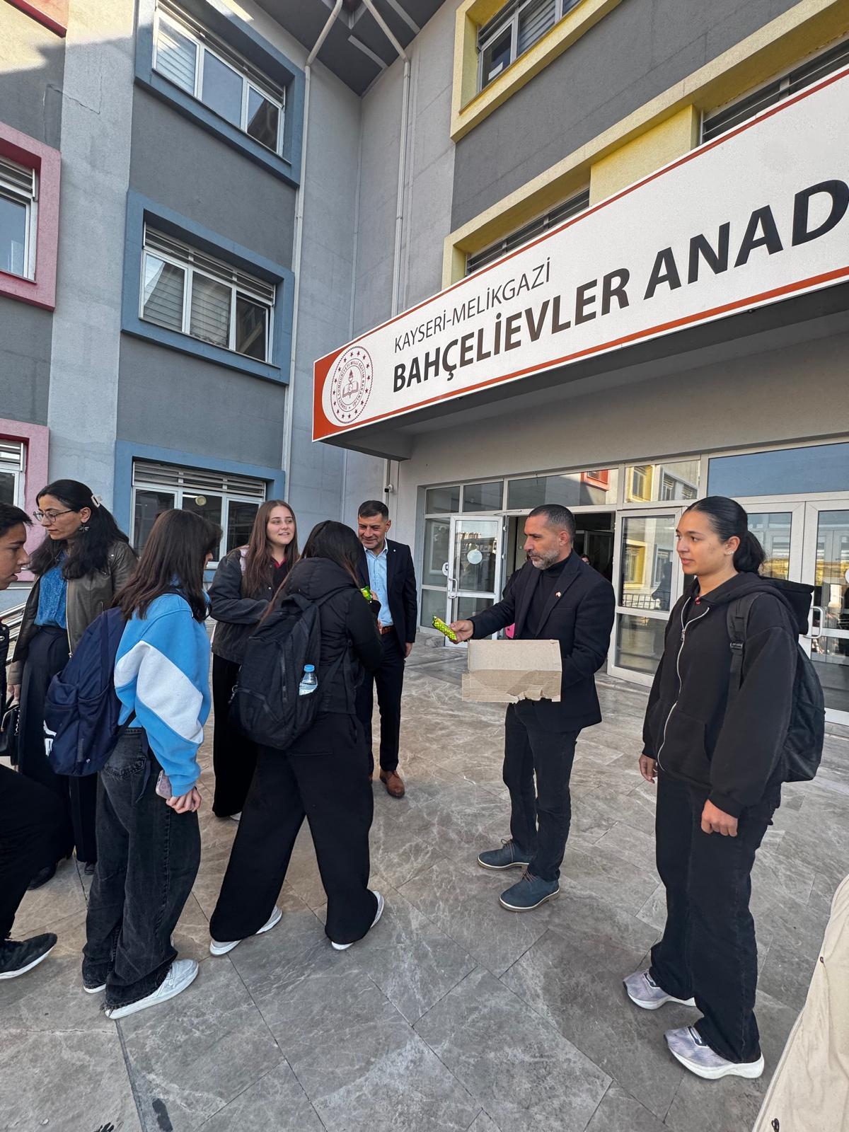 Okul yönetiminden öğrencilere kek ikramı