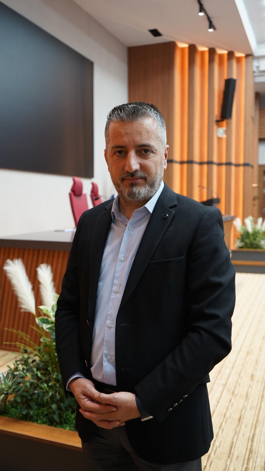 Meclis üyesi Ülker; “Bir kişinin problemini çözüyoruz diye on binlerce kişinin elinden park alanını alıyoruz”