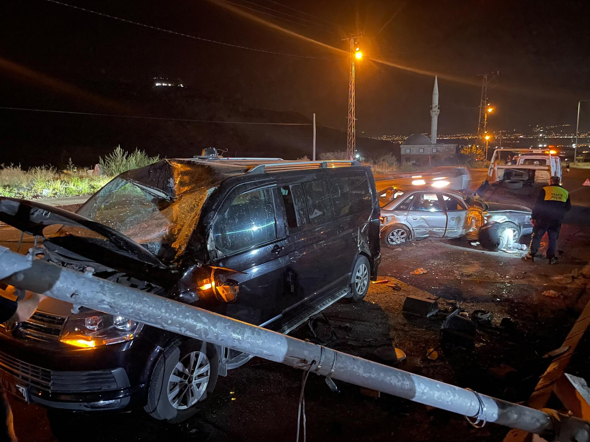 Minibüsle otomobilin çarpıştığı kazada 2 kişi yaralandı