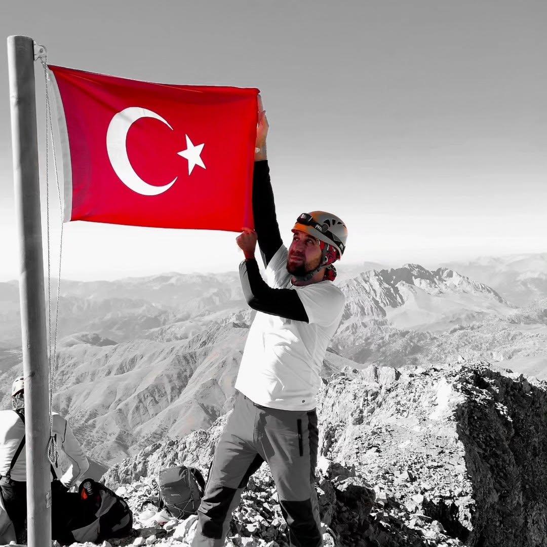 Erciyes zirve tırmanışında düşerek hayatını kaybeden dağcı Şahin, toprağa verildi