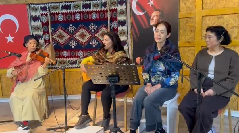 Japon turistlerden Gesi Bağları türküsü