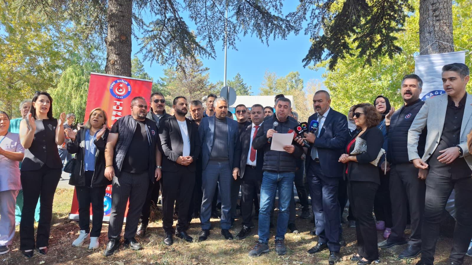 Erciyes Üniversitesi’nde sağlık işçileri bankaların promosyon teklifini protesto etti