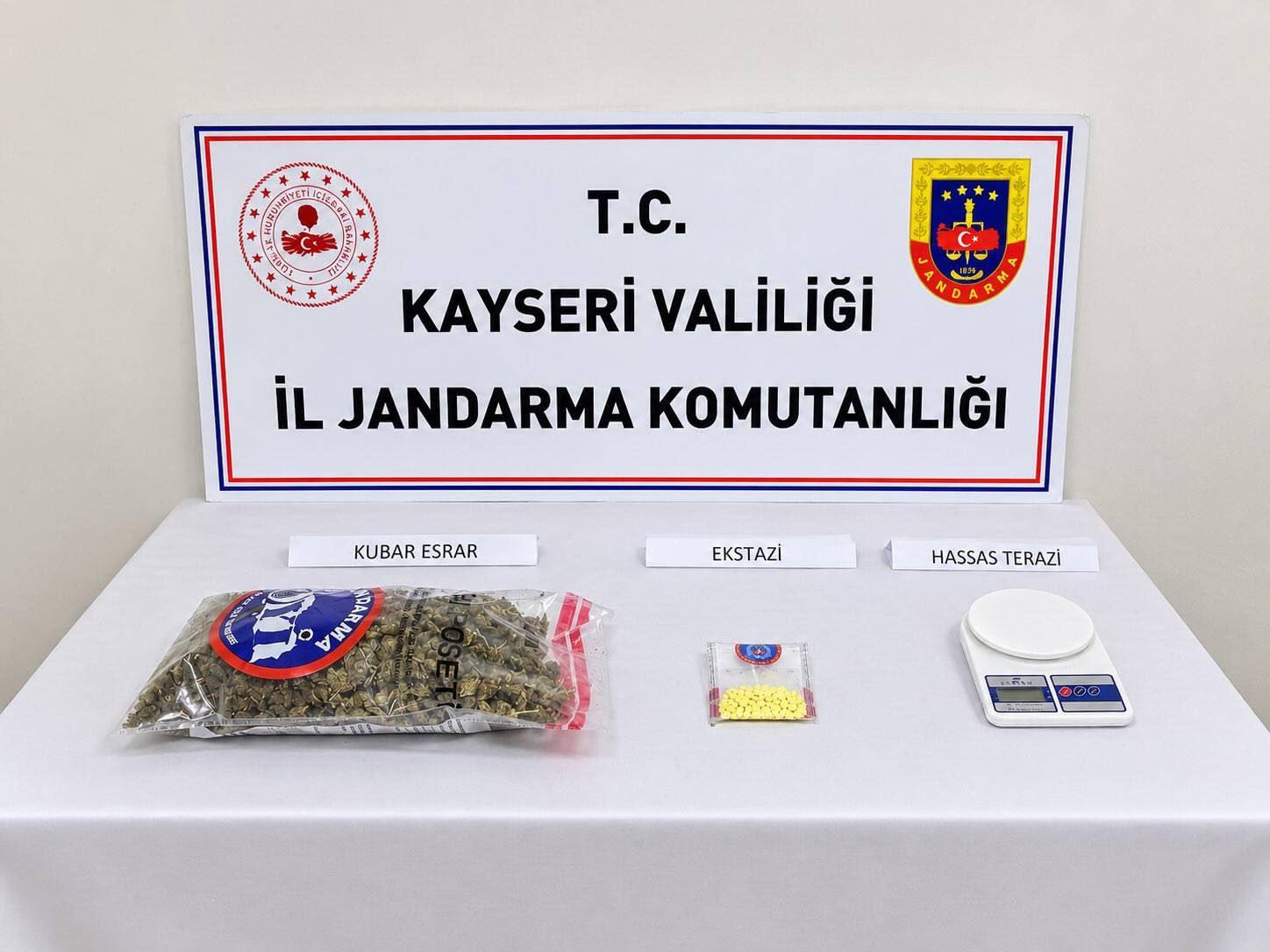 Jandarmadan operasyon: Bin 10 gram kubar esrar ele geçirildi