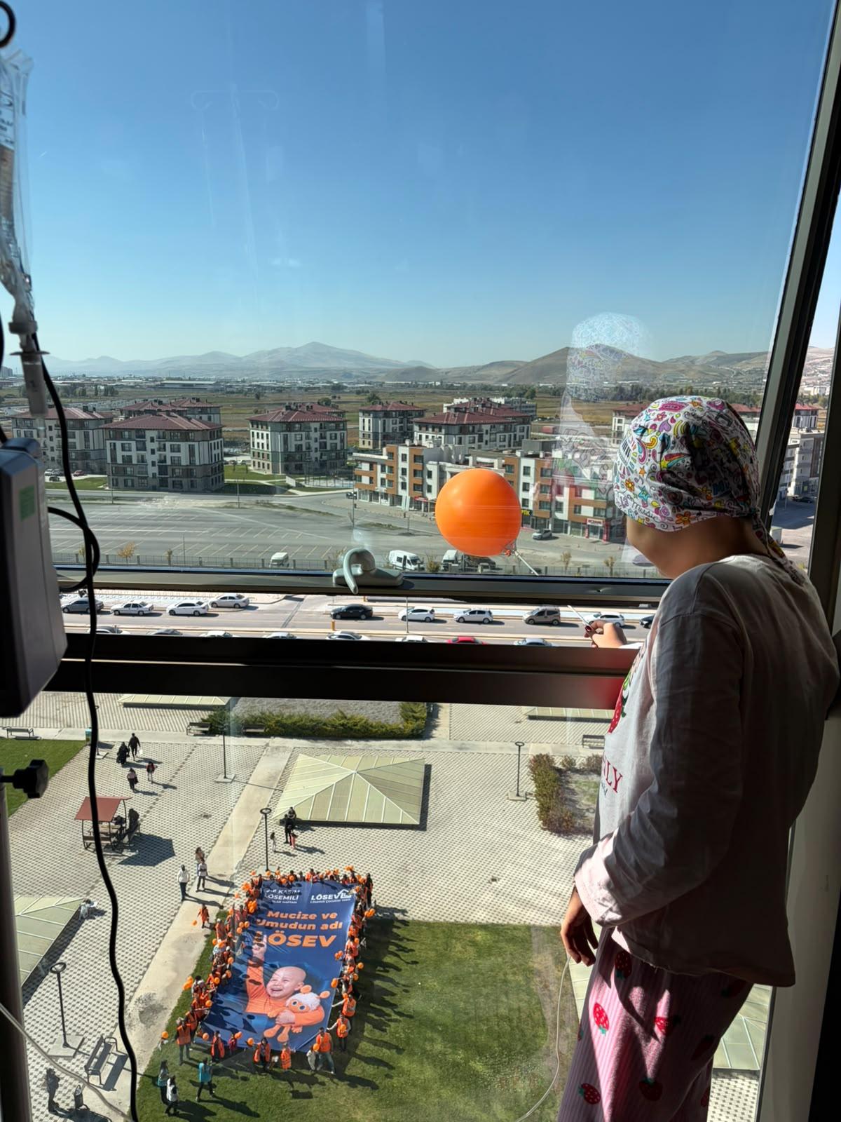 Şehir Hastanesi’nde tedavi gören çocuklara LÖSEV’den moral desteği