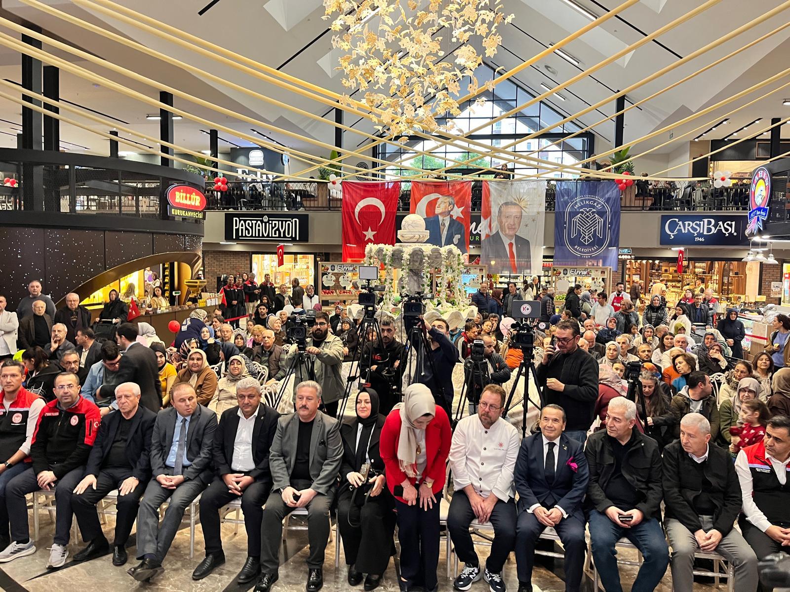 Başkan Palancıoğlu, “Kayserililer kışlık elmasını alsın diye tırlarla elma getirdik”